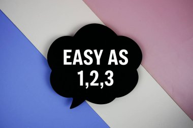 EASY AS 1,2,3 metin üzerinde konuşma balonu üst görünümü mor geometrik arkaplan