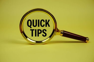 Sarı zemin üzerinde büyüteç olan hızlı ipuçları metni