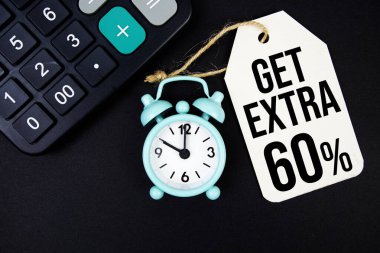Alarm saati ve siyah arkaplanda hesap makinesi olan fiyat etiketi üzerine fazladan% 60 metin al