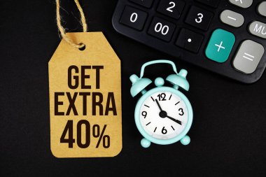 Alarm saati ve siyah arkaplanda hesap makinesi olan fiyat etiketi üzerine fazladan% 40 metin al