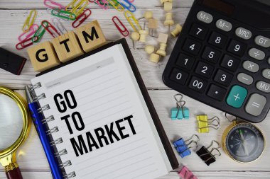 GTM - Not defteri, İş ve Finans konsepti arka planında Market kısaltmasına git