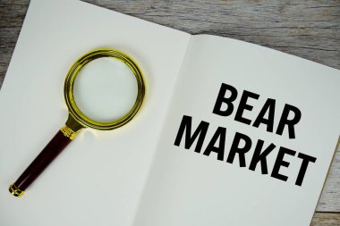 Tahta tahtaya yazılmış Ayı Pazarı metni ve ahşap zemin üzerinde alarm saati