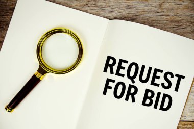 Tahtaya yazılmış ve ahşap zemin üzerinde alarm saati olan teklif metni talebi