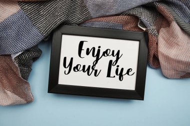 Açık mavi arka planda Hayatınızı Motivasyon ve ilham verici alıntılarla geçirin