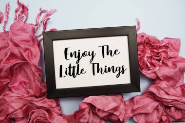 Açık mavi arka plandaki motivasyon ve ilham verici alıntıların tadını çıkarın.