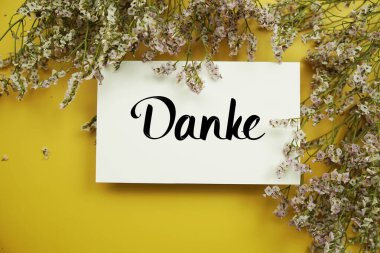 Sarı arkaplanda çiçek desenli Danke (Almanca Teşekkür) metni