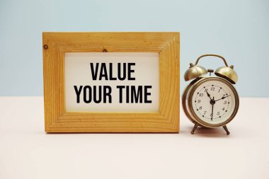 Mavi ve pembe arkaplanda alarmlı Zaman metninize değer verin