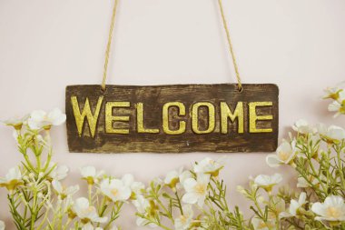 Hoş geldiniz Pembe arka planda çiçek çerçeveli imza