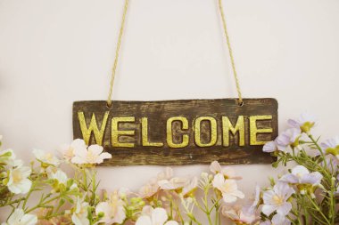 Hoş geldiniz Pembe arka planda çiçek çerçeveli imza