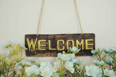 Hoş geldiniz Pembe arka planda çiçek çerçeveli imza