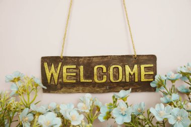 Hoş geldiniz Pembe arka planda çiçek çerçeveli imza