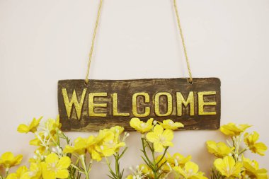 Hoş geldiniz Pembe arka planda çiçek çerçeveli imza