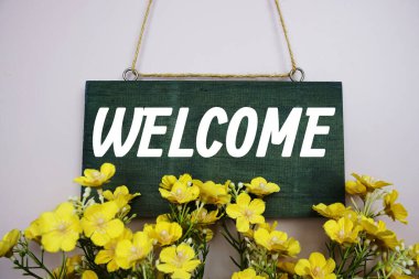 Hoş geldiniz Pembe arka planda çiçek çerçeveli imza