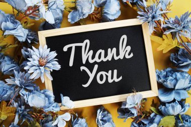 Sarı arkaplanda çiçek desenli teşekkür mesajı