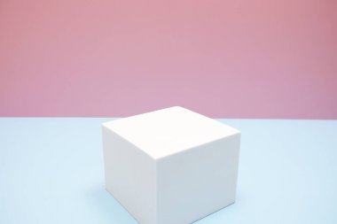 Pembe ve mavi arkaplanda kopyalama alanı olan podyum sahne sahne gösterisi ön görünümü