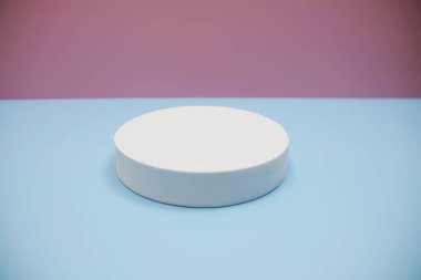 Pembe ve mavi arkaplanda kopyalama alanı olan podyum sahne sahne gösterisi ön görünümü