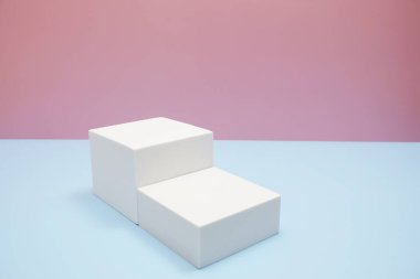 Pembe ve mavi arkaplanda kopyalama alanı olan podyum sahne sahne gösterisi ön görünümü