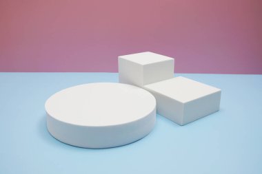 Pembe ve mavi arkaplanda kopyalama alanı olan podyum sahne sahne gösterisi ön görünümü