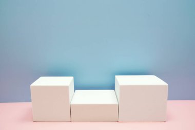 Pembe ve mavi arkaplanda kopyalama alanı olan podyum sahne sahne gösterisi ön görünümü