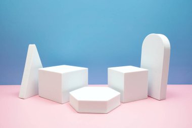 Pembe ve mavi arkaplanda kopyalama alanı olan podyum sahne sahne gösterisi ön görünümü
