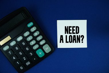 Krediye mi ihtiyacın var? Mavi arkaplanda hesap makinesi üst görünümü olan konuşma baloncuğu üzerine metin