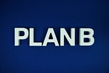 Plan B alfabe harfleri lacivert üzerine üst görünüm