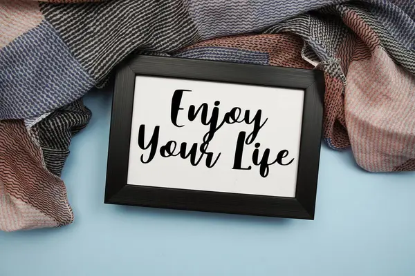 Açık mavi arka planda Hayatınızı Motivasyon ve ilham verici alıntılarla geçirin