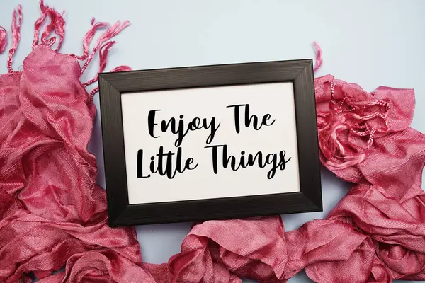 Açık mavi arka plandaki motivasyon ve ilham verici alıntıların tadını çıkarın.