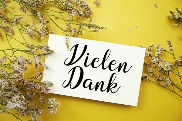 Sarı arkaplanda çiçek desenli Vielen Danke (Çok Teşekkürler Almancası) metni