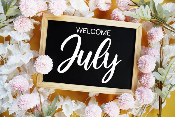 Sarı arkaplanda çiçek desenli Temmuz ayına hoş geldiniz