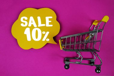 % 10 'luk metin, pembe arka planda konuşma balonu ve tramvay alışveriş arabası.