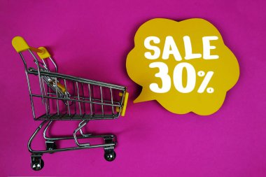 % 30 'luk metin, pembe arka planda konuşma balonu ve tramvay alışveriş arabası.