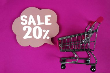 % 20 'lik metin, pembe arka planda konuşma balonu ve tramvay alışveriş arabası.