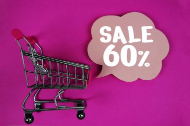 Pembe arka planda konuşma balonu ve tramvay alışveriş arabası olan% 60 metin.