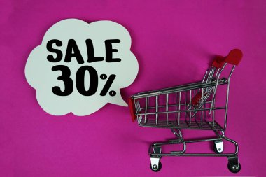 % 30 'luk metin, pembe arka planda konuşma balonu ve tramvay alışveriş arabası.