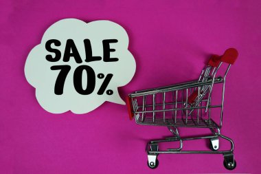 % 70 'lik metin, pembe arka planda konuşma balonu ve tramvay alışveriş arabası.