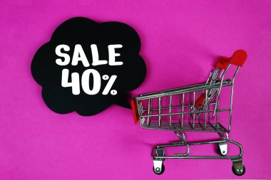 % 40 'lık metin, pembe arka planda konuşma balonu ve tramvay alışveriş arabası.