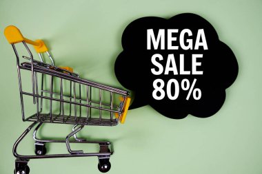 Yeşil arka planda konuşma balonu ve tramvay alışveriş arabasıyla% 80 metin indirimi