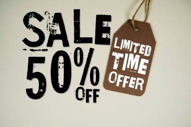 İndirim% 50 indirimli ve sınırlı zaman arkaplanda fiyat etiketli.