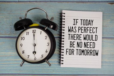 Eğer bugün mükemmel olsaydı, yarını motive edici ve ilham verici alıntılara gerek kalmazdı.