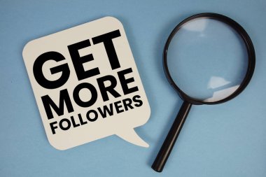 Mavi arkaplanda büyüteçle daha fazla takipçi metni al