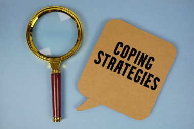 Mavi arkaplanda büyüteçle kopyalama stratejileri metni