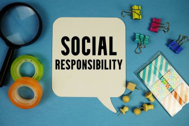 Mavi zemin üzerinde büyüteç bulunan Sosyal Sorumluluk metni