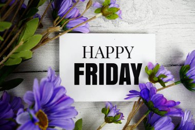 Ahşap arka planda çiçek desenli mutlu Cuma metinleri