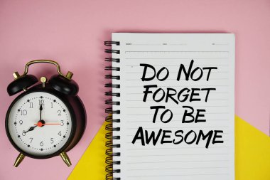 Not defterine pembe arkaplanda çalar saat ile harika olmayı unutma.