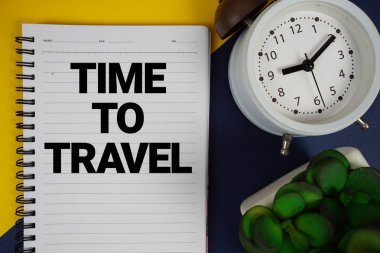 Not defterine yazılmış mesajı mavi arkaplanda alarmlı saatle gezdirme zamanı