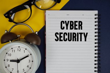 Not defterine yazılmış Siber Güvenlik metni ve mavi arkaplanda alarm saati
