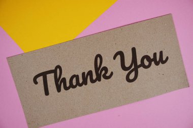 Ahşap arka planda çiçek buketi desenli teşekkür mesajı