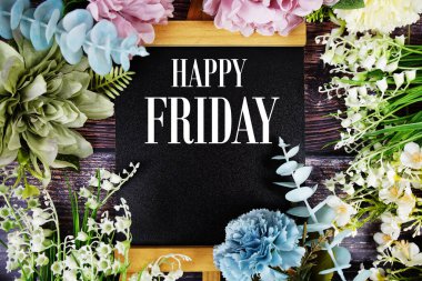 Ahşap arka planda çiçek buketi desenli mutlu Cuma metinleri