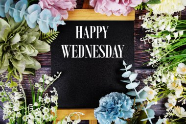 Ahşap arka planda çiçek buketi desenli mutlu çarşamba metinleri